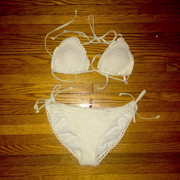 Pure white crocheted bikini. From Arden’s paid 35.00$. Small top, medium bottom - Picture 1 of 6